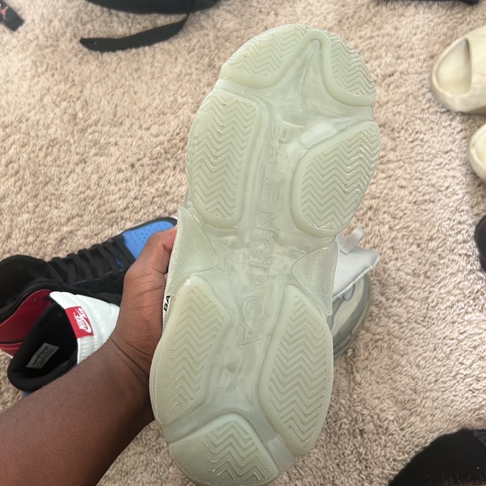 these shoes may look a little worn but they are not in person it’s the rubber. - Picture 3 of 3